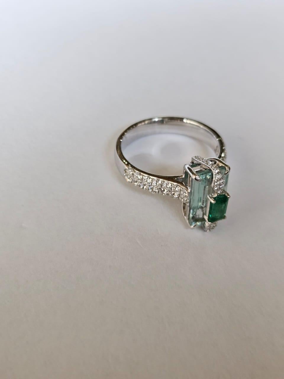 Modern Set in 18K white Gold, 2.22 carats Aquamarine, Emerald & Diamond Engagement Ring For Sale