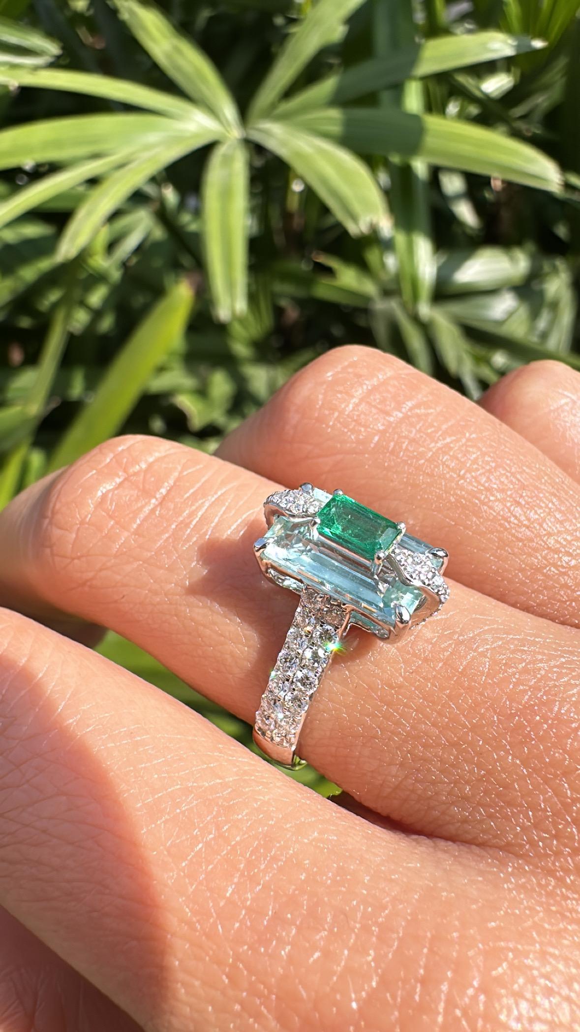 Women's or Men's Set in 18K white Gold, 2.22 carats Aquamarine, Emerald & Diamond Engagement Ring For Sale