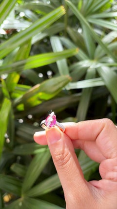 Anillo de compromiso «Kissing» con rubelita de 2,39 quilates y diamantes, engastado en oro blanco de 18 quilates