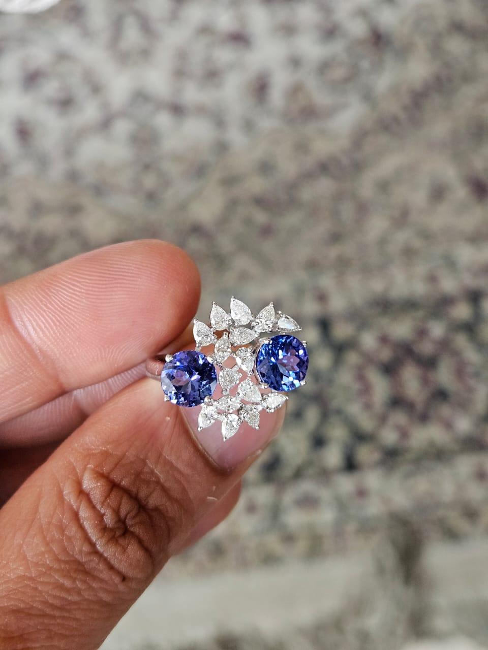 Ein wunderschöner, moderner Verlobungsring mit Tansanit aus 18 Karat Weißgold und natürlichen Diamanten. Das Gewicht des Tansanits beträgt 2,60 Karat. Die Tansanite werden auf verantwortungsvolle Weise aus Tansania beschafft. Das Gewicht der