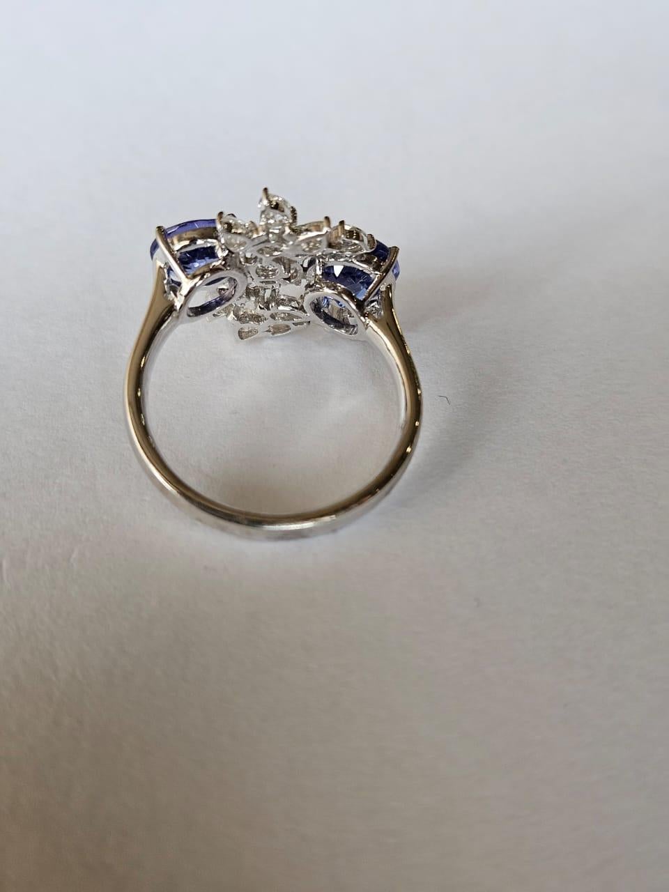 Verlobungsring aus 18 Karat Weißgold, 2,60 Karat Tansanit und Diamanten (Moderne) im Angebot