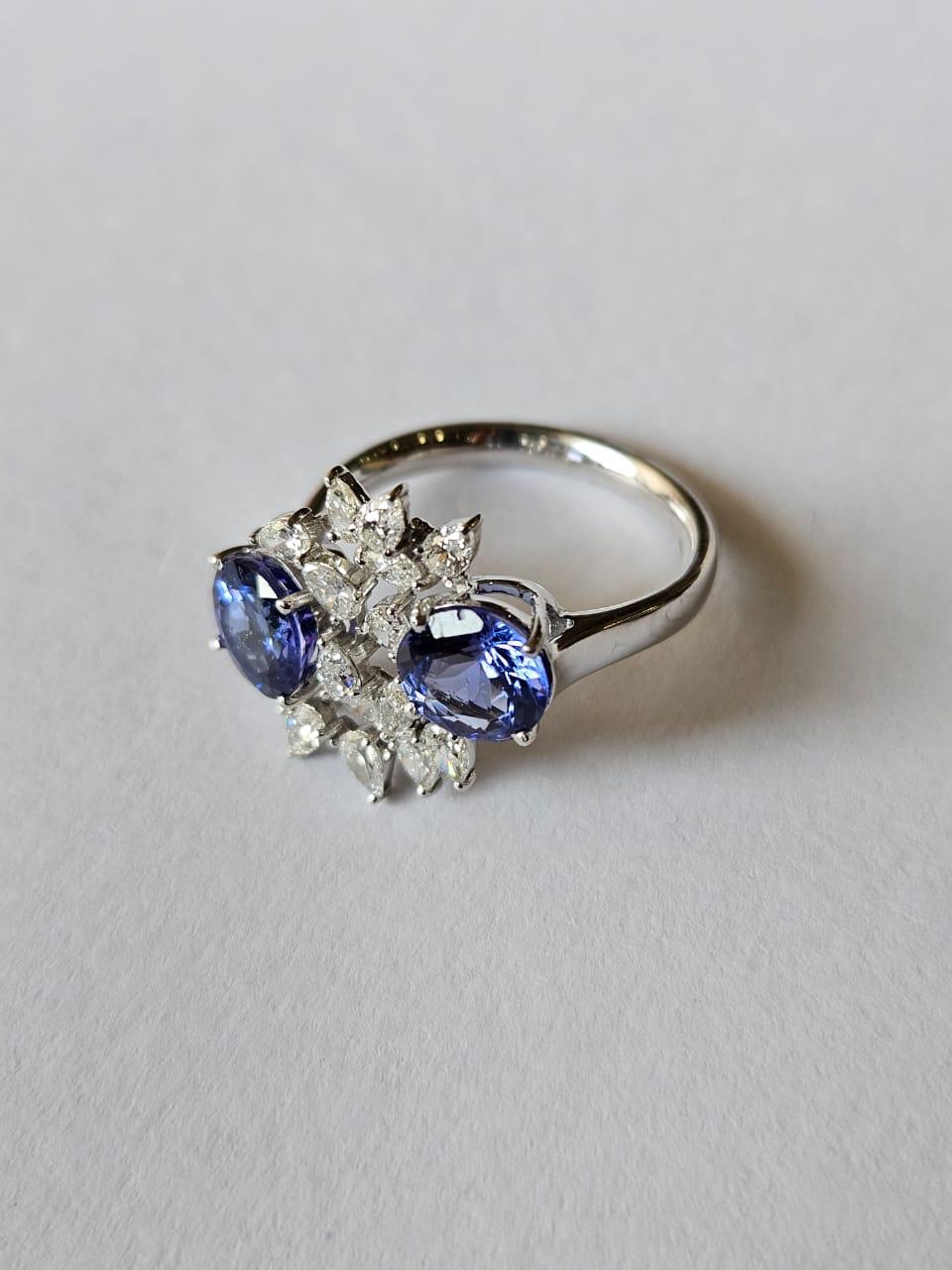 Verlobungsring aus 18 Karat Weißgold, 2,60 Karat Tansanit und Diamanten (Rundschliff) im Angebot