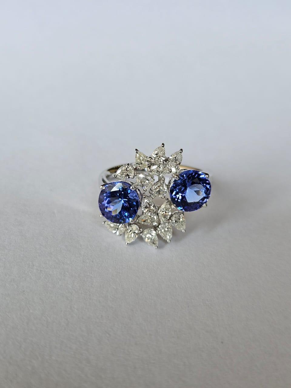 Verlobungsring aus 18 Karat Weißgold, 2,60 Karat Tansanit und Diamanten im Zustand „Neu“ im Angebot in Hong Kong, HK