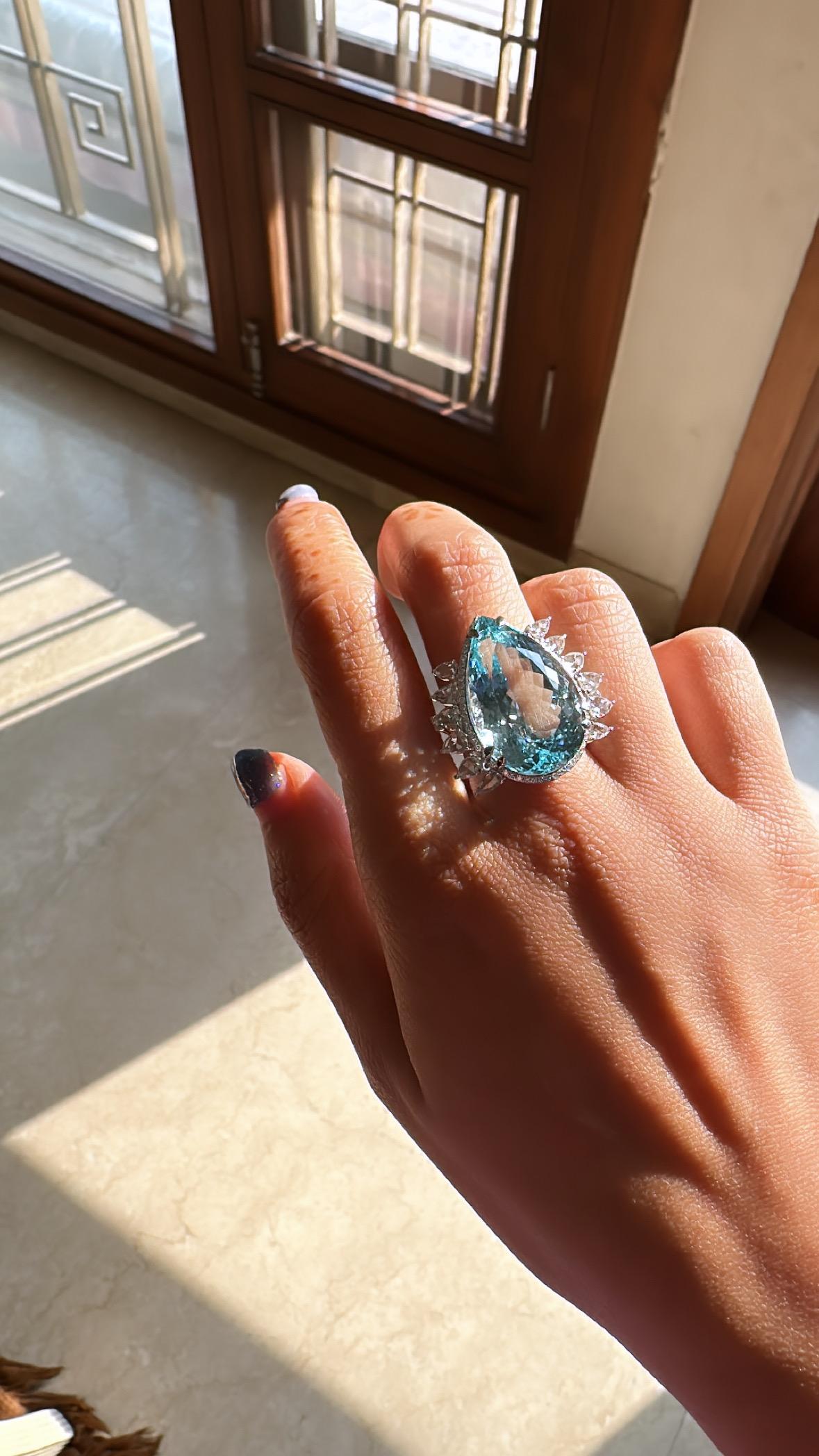 Set in 18K White Gold, 26.69 carats Aquamarine & Rose Cut Diamonds Cocktail Ring For Sale 1