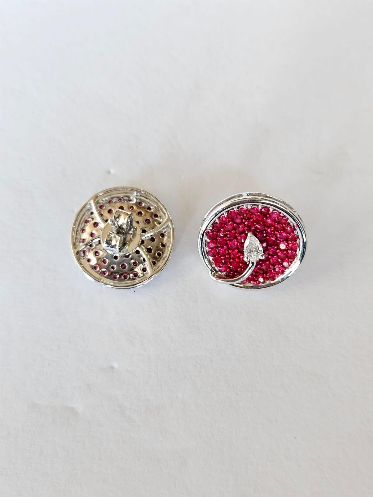 Modern Set in 18K white Gold, 2.67 carats Rubies & Pear Diamonds Stud Earrings For Sale