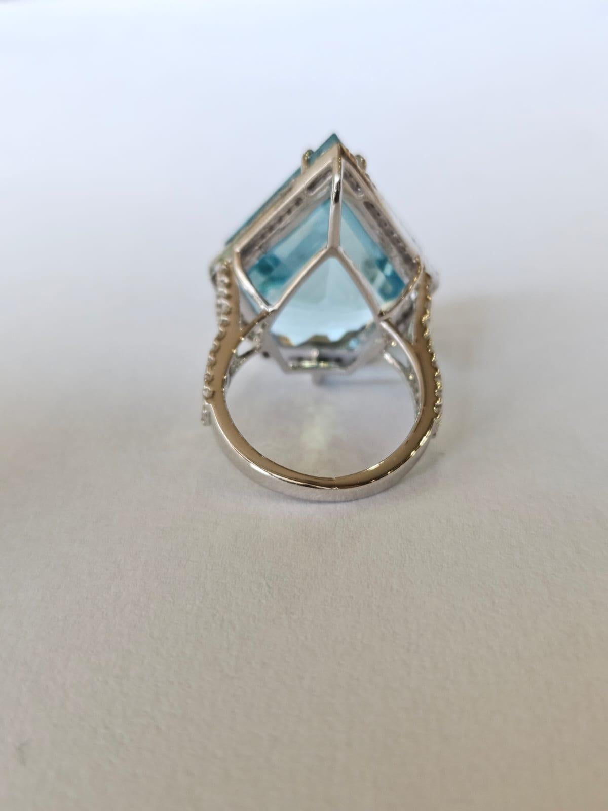 Modern Set in 18K White Gold, 26.81 carats, Aquamarine & Diamonds Cocktail Ring For Sale