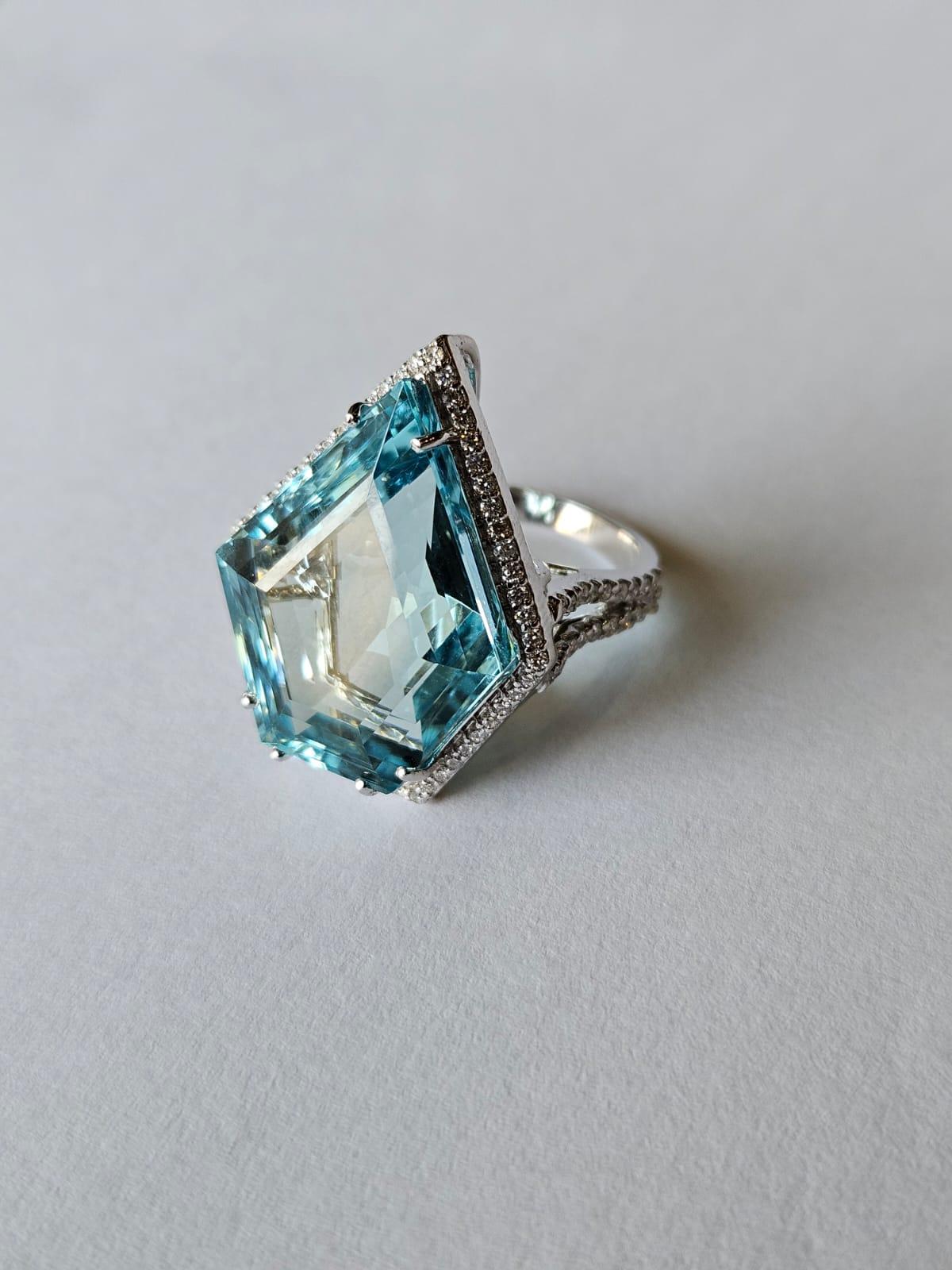 Shield Cut Set in 18K White Gold, 26.81 carats, Aquamarine & Diamonds Cocktail Ring For Sale