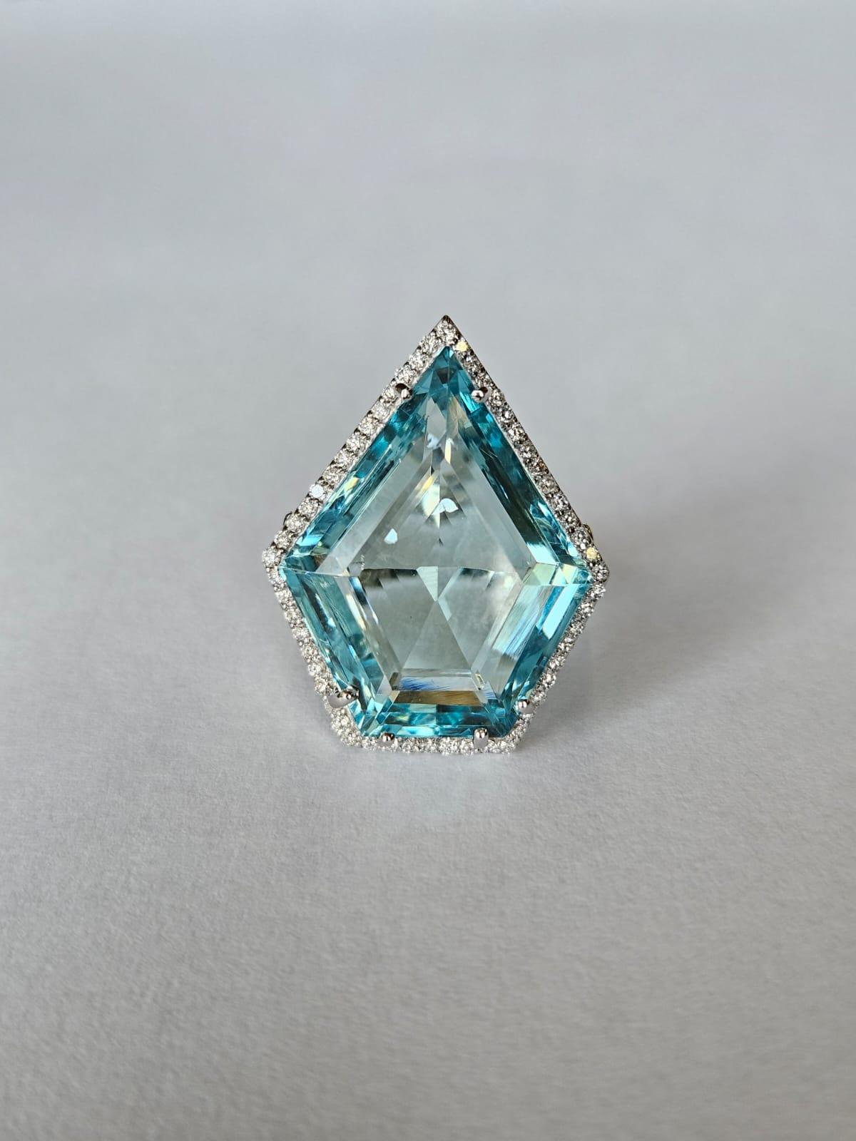 Set in 18K White Gold, 26.81 carats, Aquamarine & Diamonds Cocktail Ring In New Condition For Sale In Hong Kong, HK