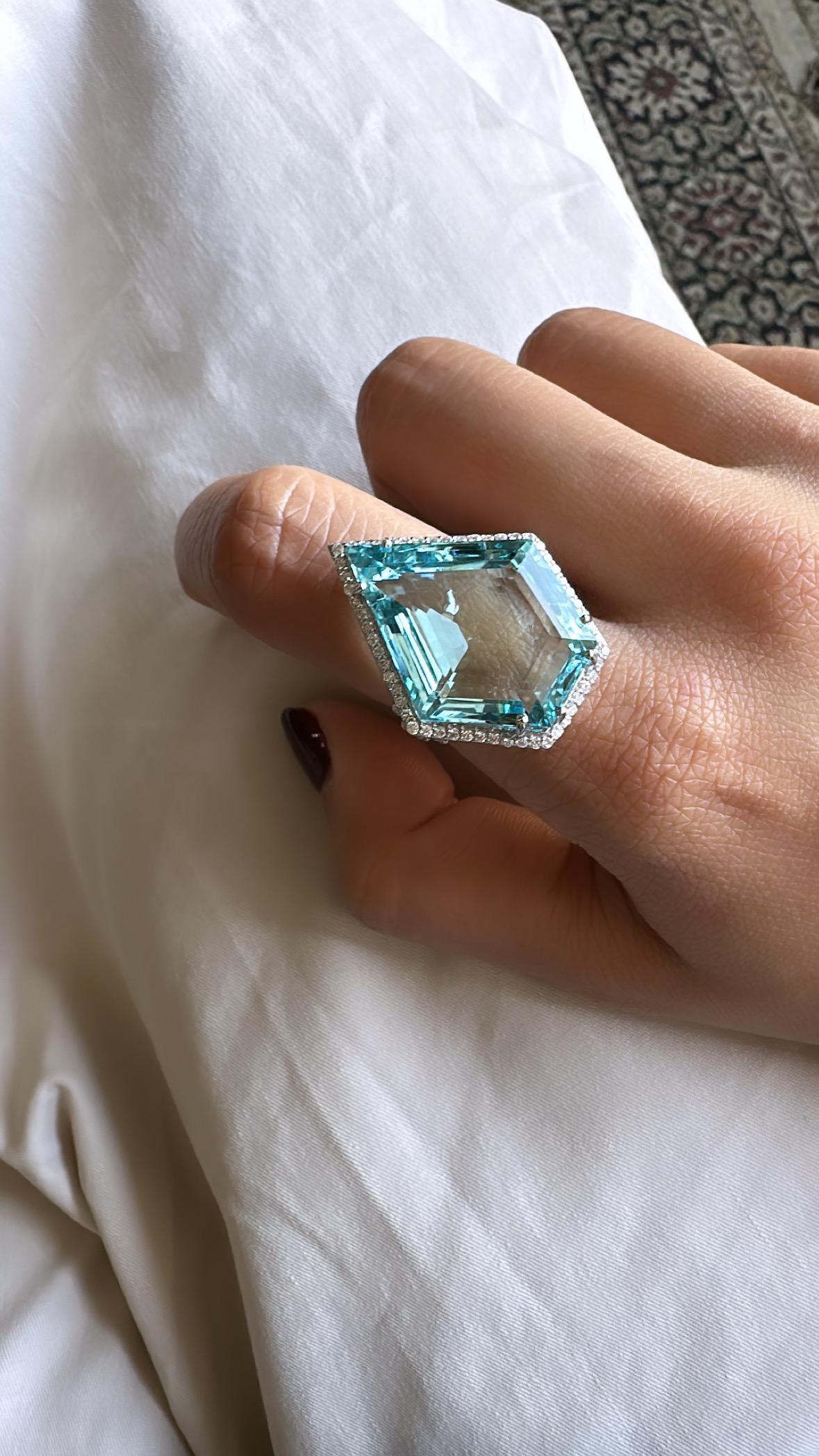 Set in 18K White Gold, 26.81 carats, Aquamarine & Diamonds Cocktail Ring For Sale 1