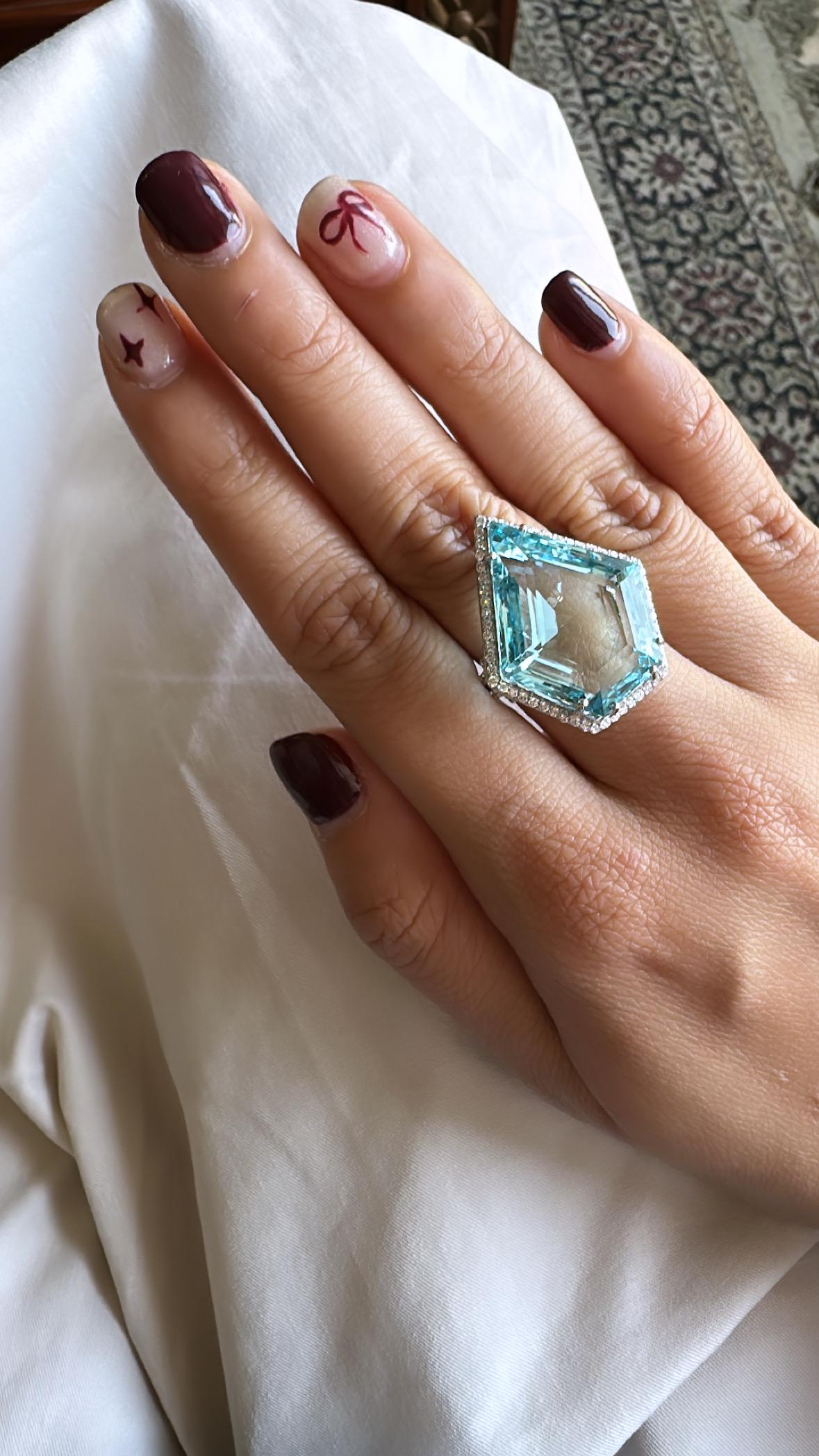 Set in 18K White Gold, 26.81 carats, Aquamarine & Diamonds Cocktail Ring For Sale 2