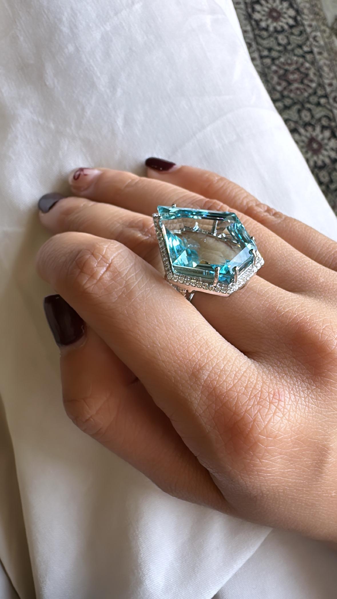 Set in 18K White Gold, 26.81 carats, Aquamarine & Diamonds Cocktail Ring For Sale 3