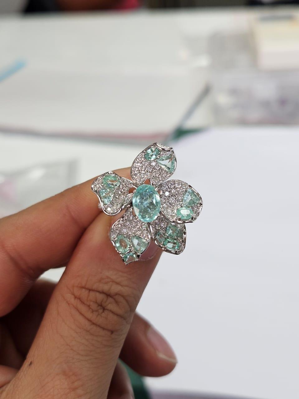 Un bellissimo anello da cocktail Paraiba in stile moderno, con oro 18 carati e diamanti naturali. Il peso complessivo dei Paraiba è di 2,72 carati. Il peso dei diamanti è di 1,25 carati. Il peso netto dell'oro 18 carati è di 6,88 grammi. Il peso