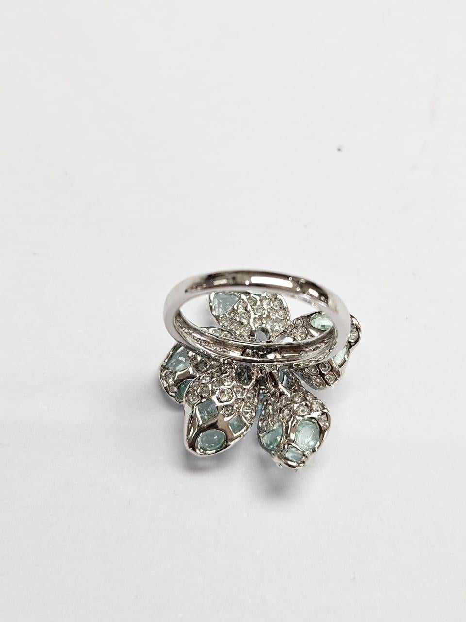 Moderno Anello da cocktail moderno con Paraiba e diamanti, 2,72 carati, in oro bianco 18 carati in vendita