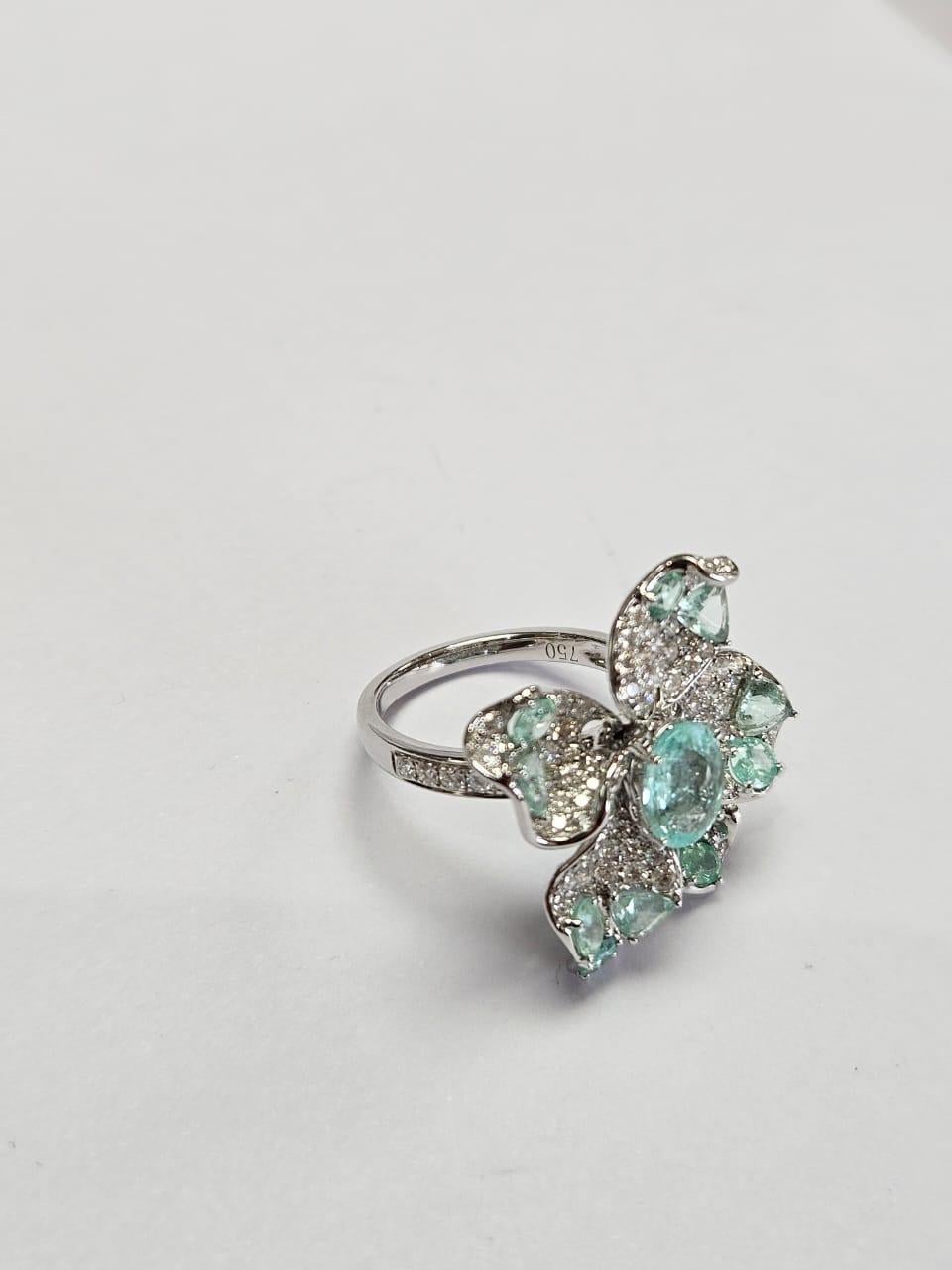 Taglio ovale Anello da cocktail moderno con Paraiba e diamanti, 2,72 carati, in oro bianco 18 carati in vendita