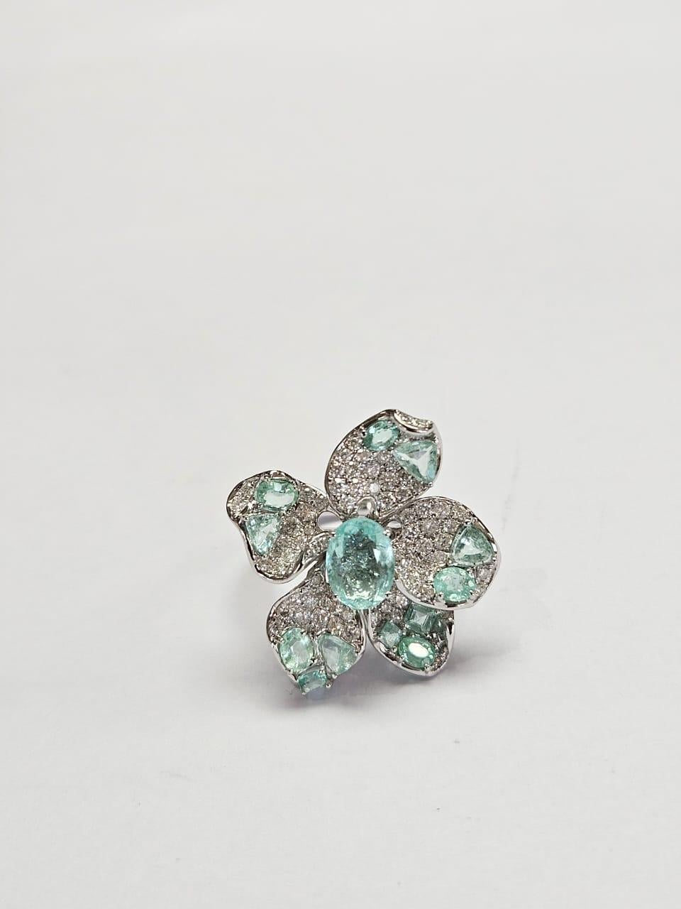 Anello da cocktail moderno con Paraiba e diamanti, 2,72 carati, in oro bianco 18 carati In condizioni Nuovo in vendita a Hong Kong, HK