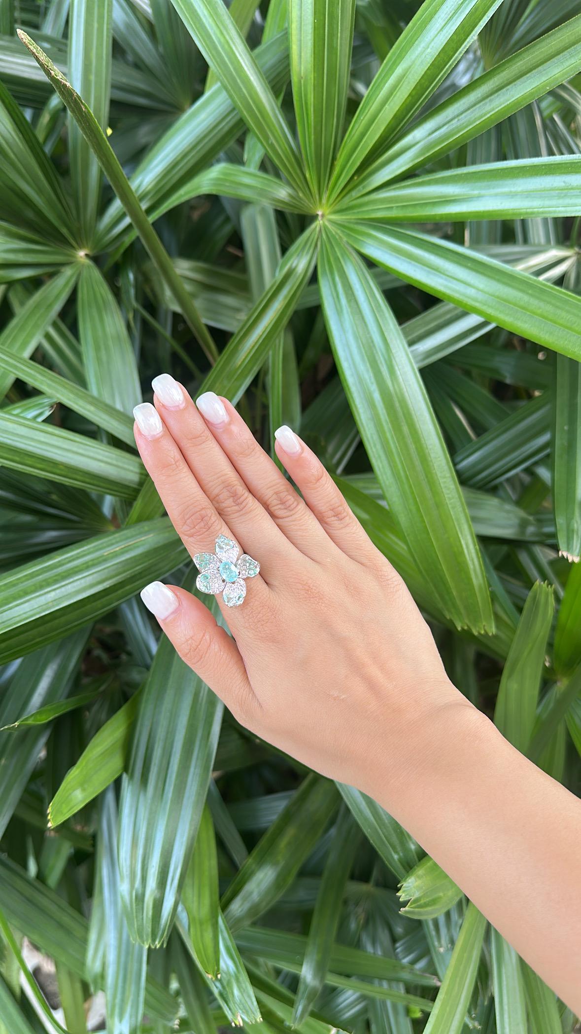 Anello da cocktail moderno con Paraiba e diamanti, 2,72 carati, in oro bianco 18 carati in vendita 1