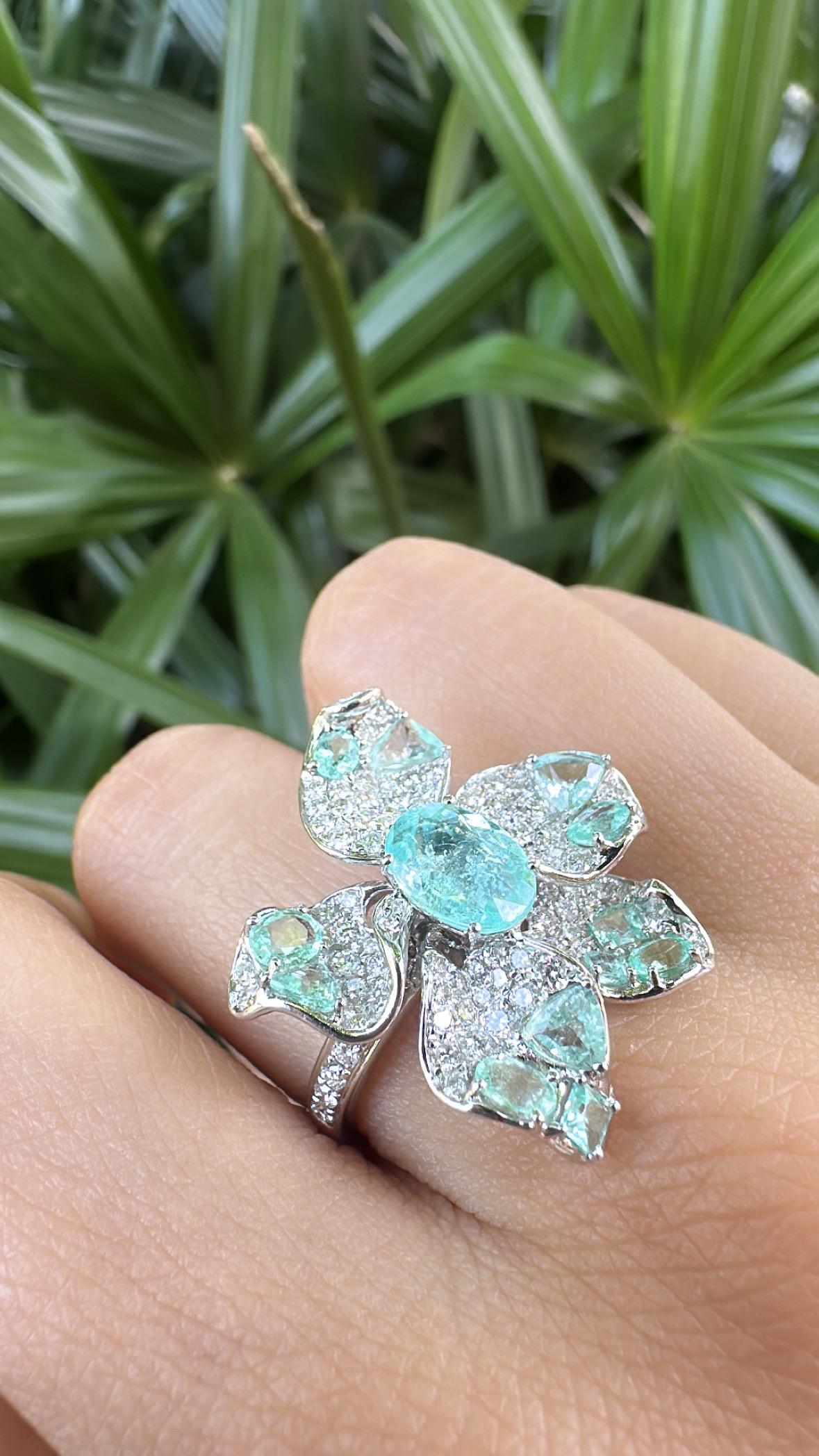 Anello da cocktail moderno con Paraiba e diamanti, 2,72 carati, in oro bianco 18 carati in vendita 3