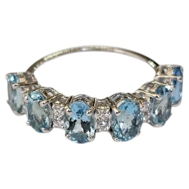 Anillo de compromiso con banda de aguamarinas y diamantes, engastado en oro blanco de 18 quilates, 2,74 quilates en venta