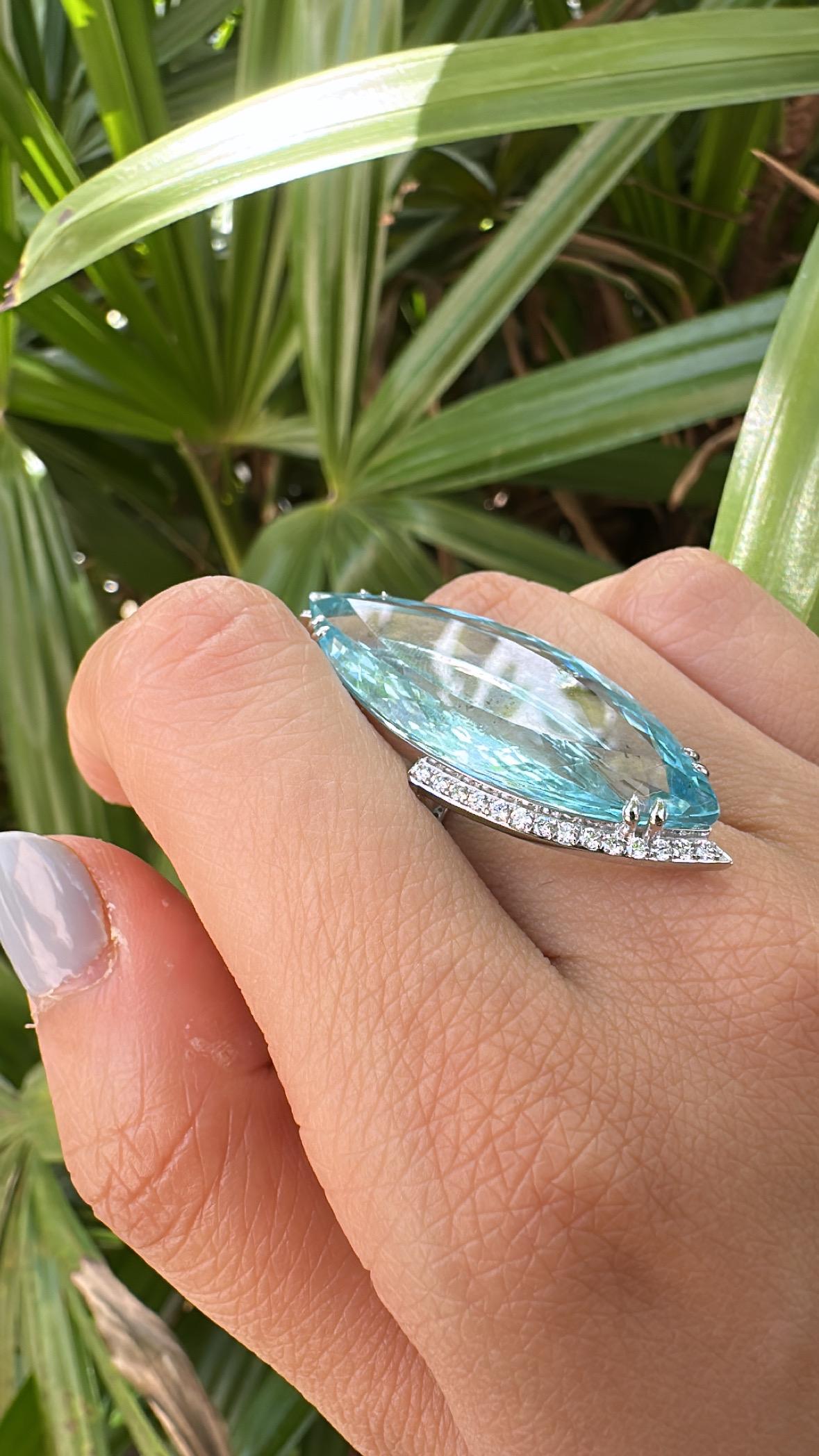 Set in 18K white Gold, 29.29 carats, Aquamarine & Diamonds modern Cocktail Ring im Angebot 4