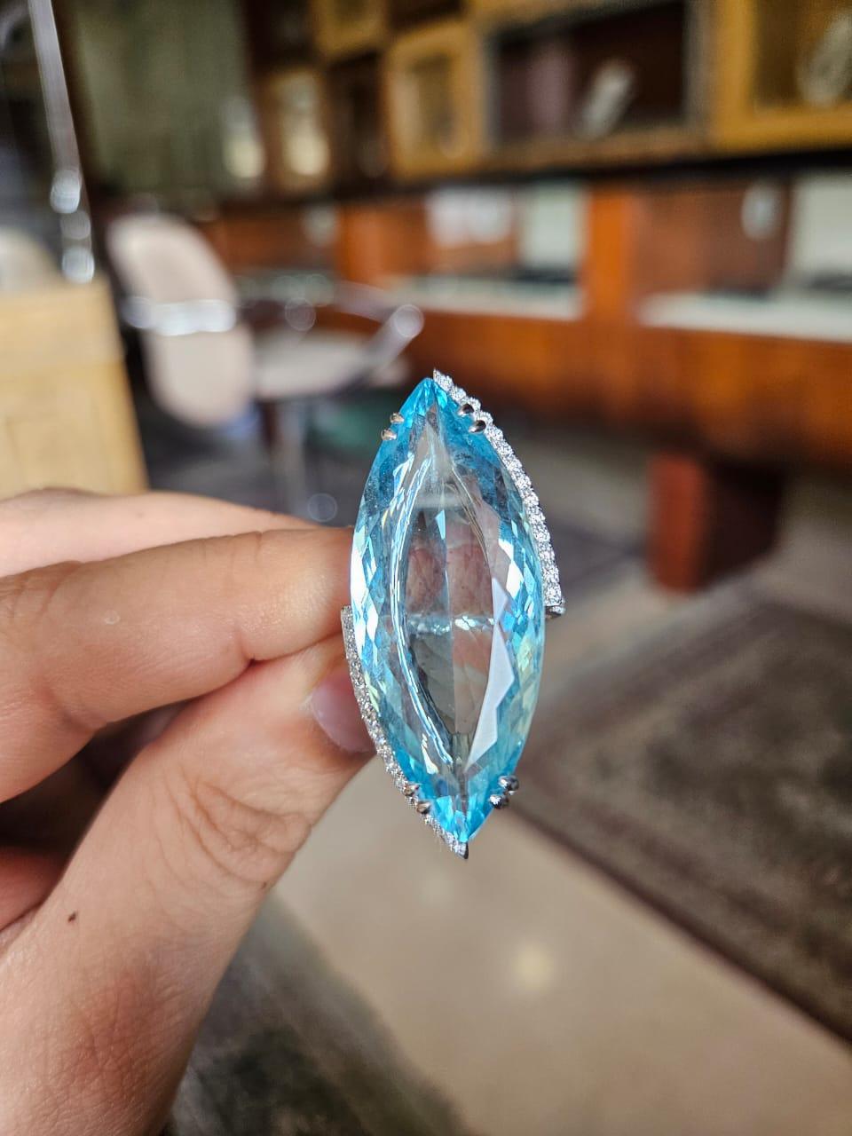 Set in 18K white Gold, 29.29 carats, Aquamarine & Diamonds modern Cocktail Ring (Moderne) im Angebot
