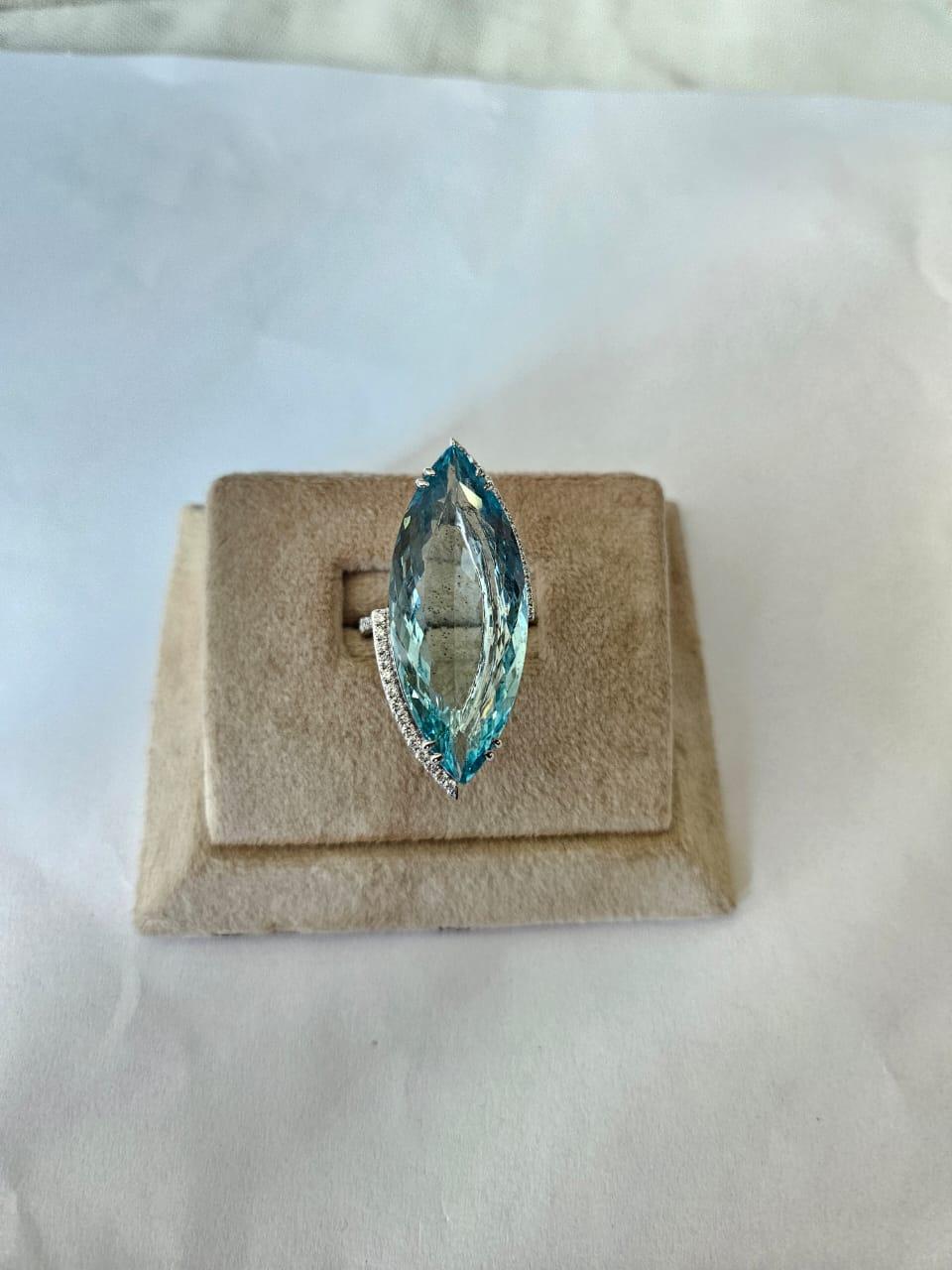 Set in 18K white Gold, 29.29 carats, Aquamarine & Diamonds modern Cocktail Ring (Marquiseschliff) im Angebot