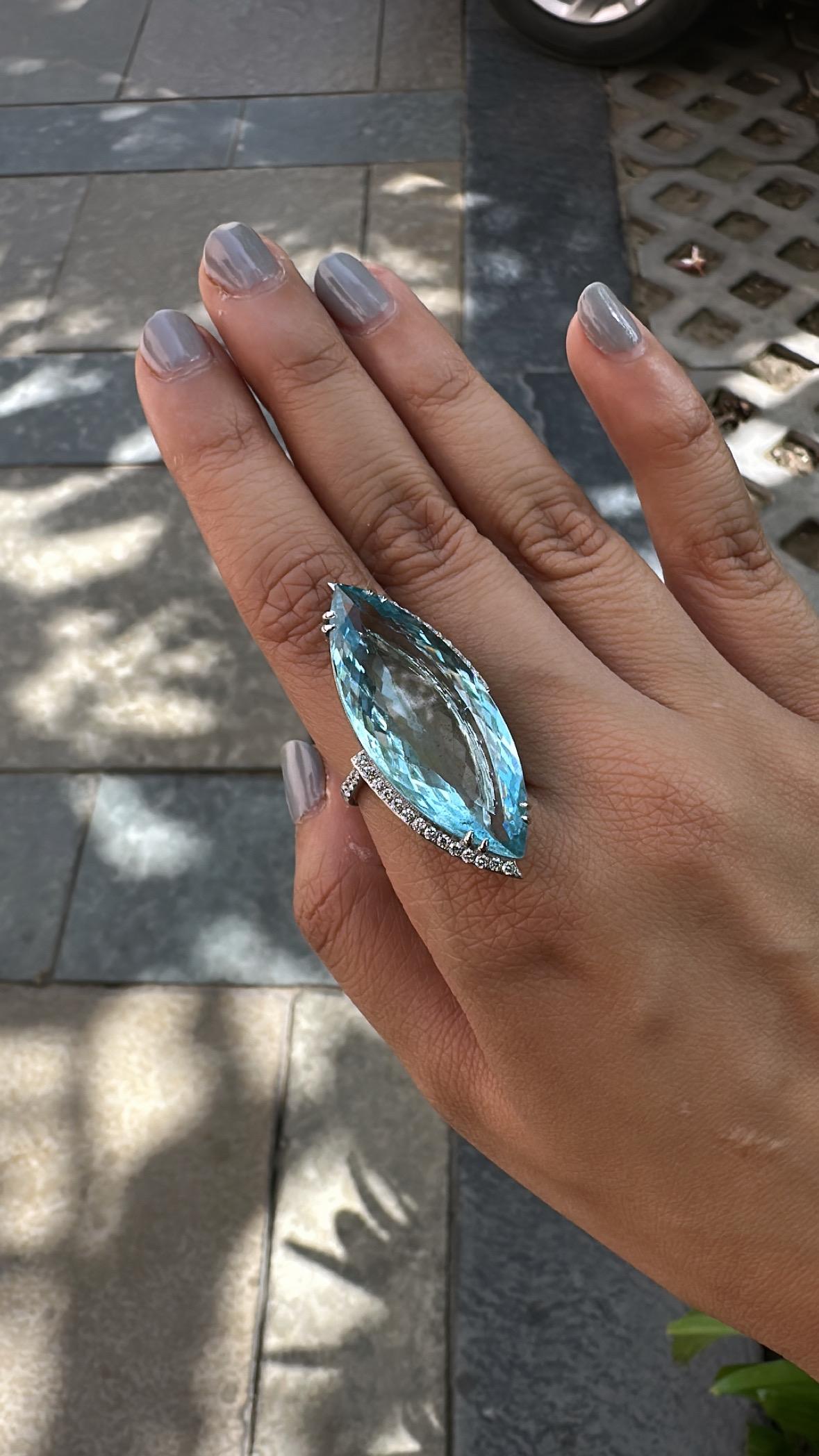 Set in 18K white Gold, 29.29 carats, Aquamarine & Diamonds modern Cocktail Ring für Damen oder Herren im Angebot
