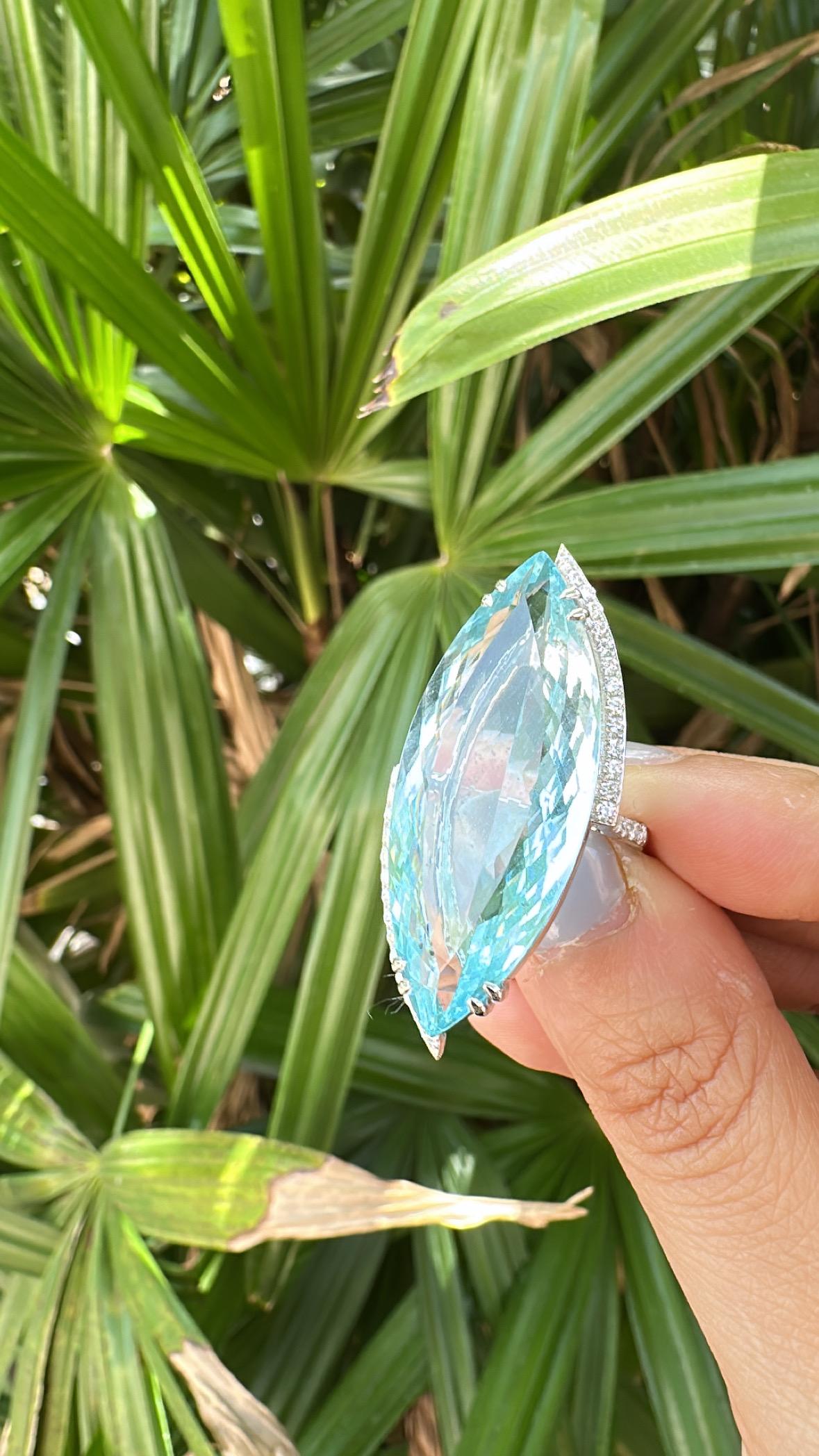 Set in 18K white Gold, 29.29 carats, Aquamarine & Diamonds modern Cocktail Ring im Angebot 1