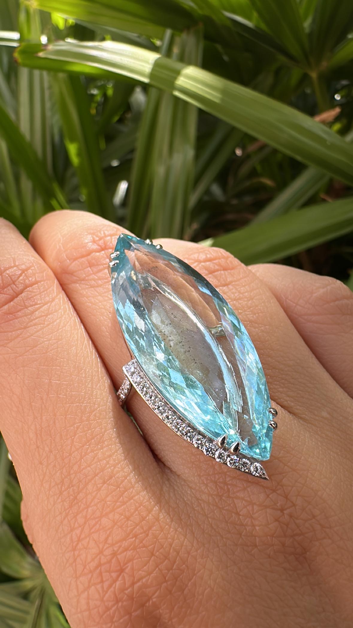 Set in 18K white Gold, 29.29 carats, Aquamarine & Diamonds modern Cocktail Ring im Angebot 2