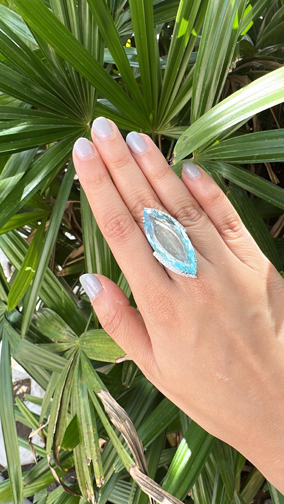 Set in 18K white Gold, 29.29 carats, Aquamarine & Diamonds modern Cocktail Ring im Angebot 3