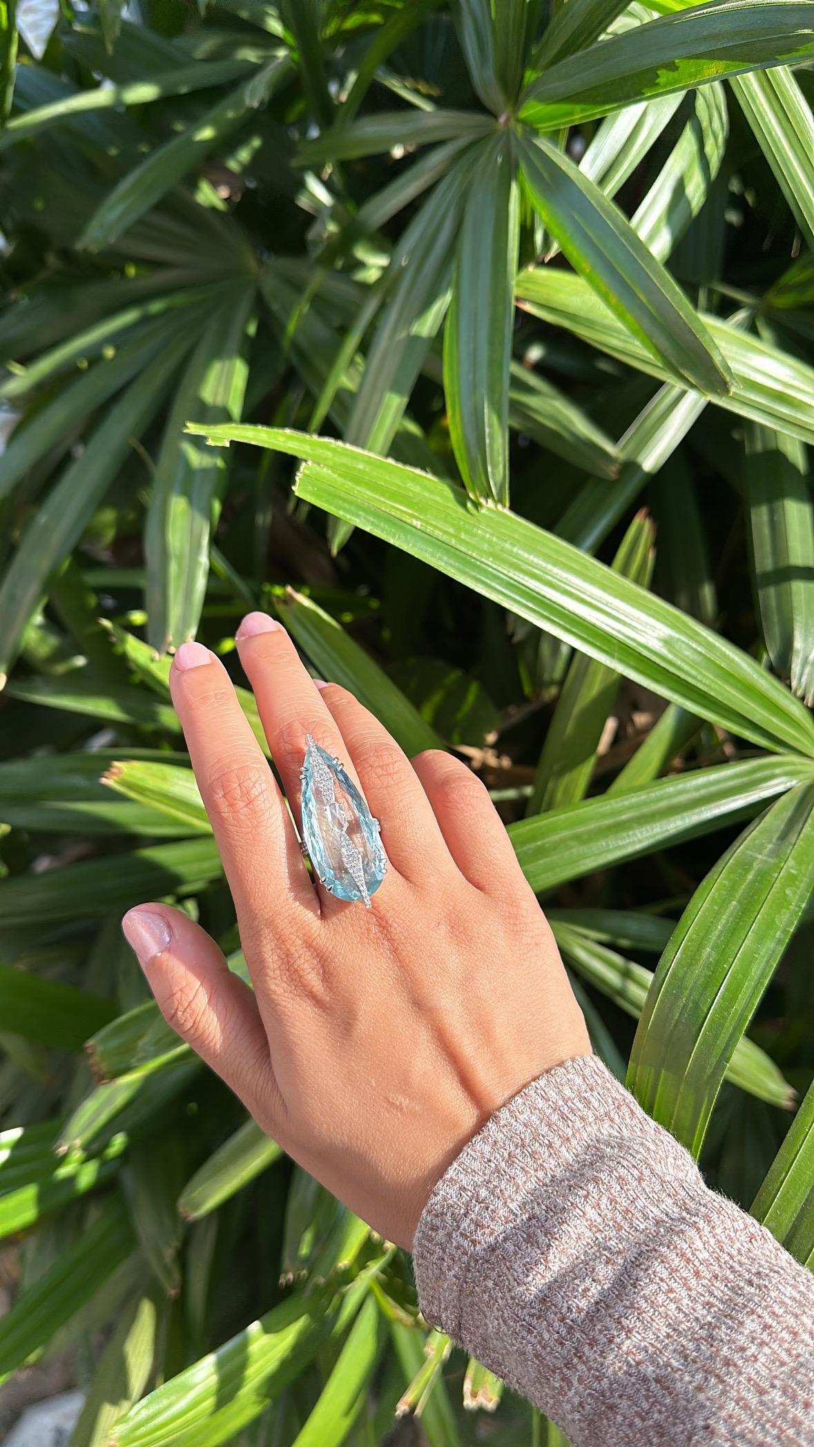 Set in 18K white Gold, 30.03 carats, Aquamarine & Rose Cut Diamond Cocktail Ring For Sale 2