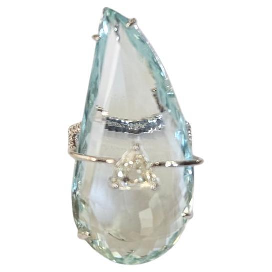Anello da cocktail con acquamarina e diamante trilione, in oro bianco 18 carati, 31,51 carati in vendita