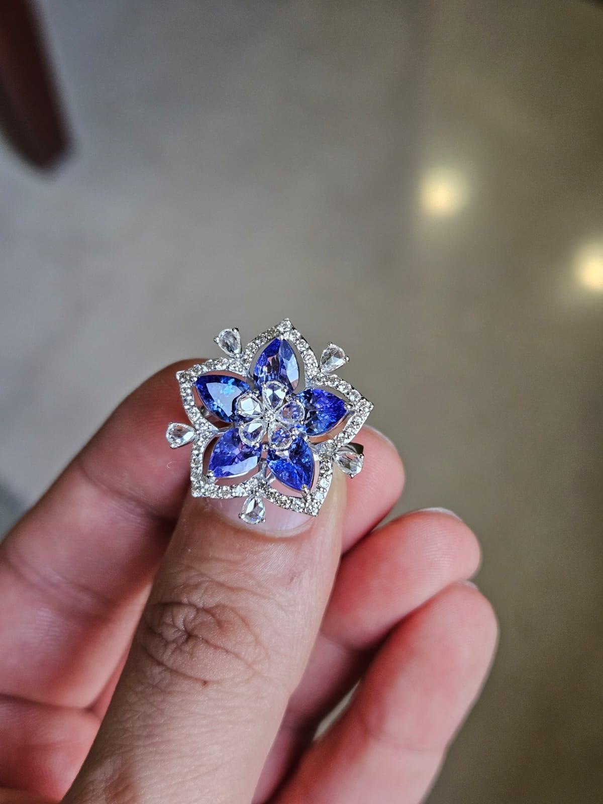 Un bellissimo anello con tanzanite incastonata in oro bianco 18 carati e diamanti naturali. Il peso delle tanzaniti è di 3,28 carati. Le tanzaniti provengono in modo responsabile dalla Tanzania. Il peso complessivo dei diamanti è di 0,91 carati. Il