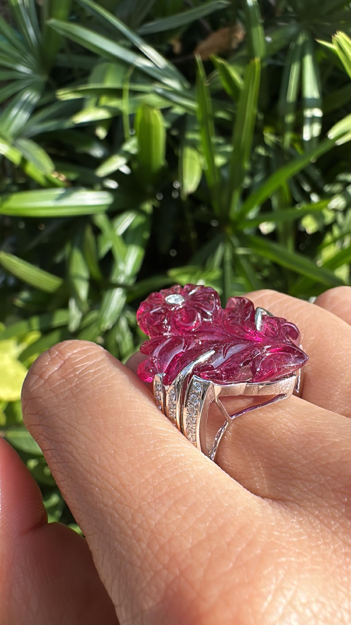 Set in 18K white Gold, 33.00 carats carved Tourmaline & Diamonds Cocktail Ring For Sale 4