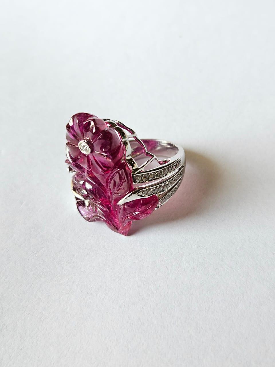 Round Cut Set in 18K white Gold, 33.00 carats carved Tourmaline & Diamonds Cocktail Ring For Sale