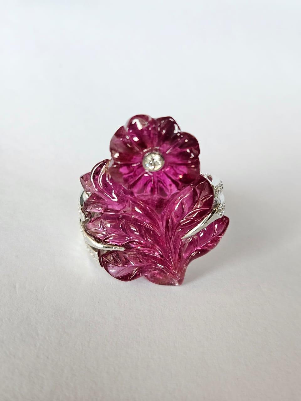 Set in 18K white Gold, 33.00 carats carved Tourmaline & Diamonds Cocktail Ring In New Condition For Sale In Hong Kong, HK