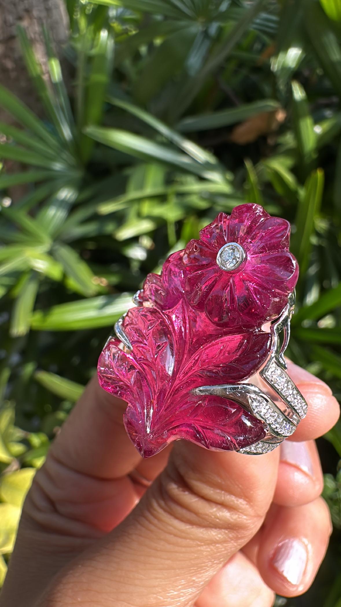 Women's or Men's Set in 18K white Gold, 33.00 carats carved Tourmaline & Diamonds Cocktail Ring For Sale