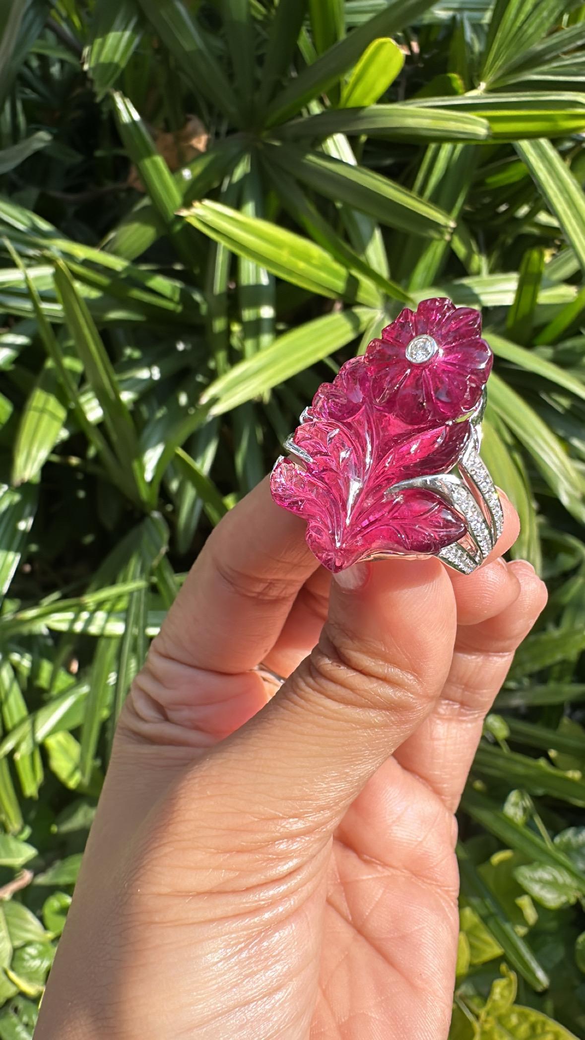 Set in 18K white Gold, 33.00 carats carved Tourmaline & Diamonds Cocktail Ring For Sale 1