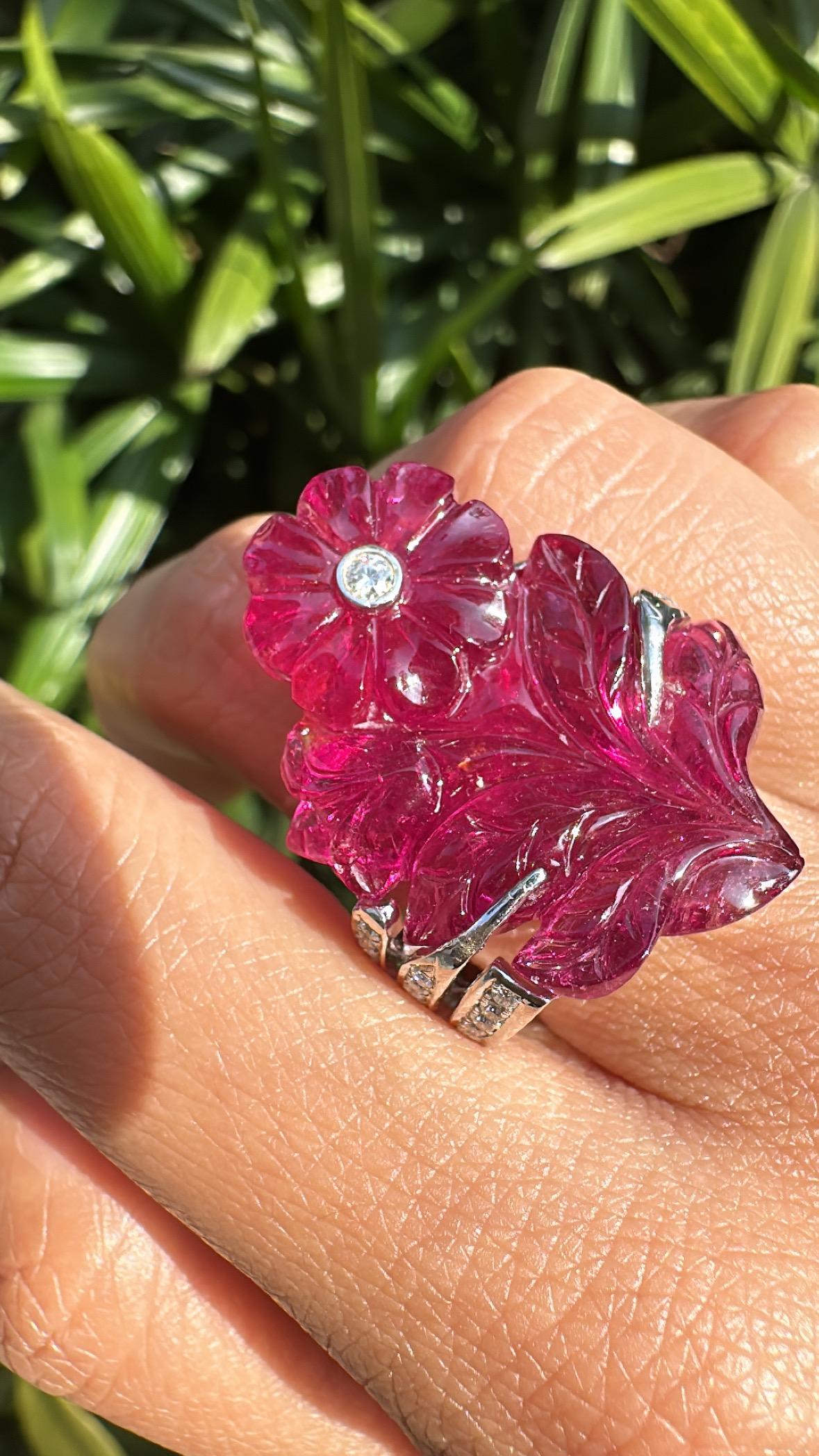 Set in 18K white Gold, 33.00 carats carved Tourmaline & Diamonds Cocktail Ring For Sale 2