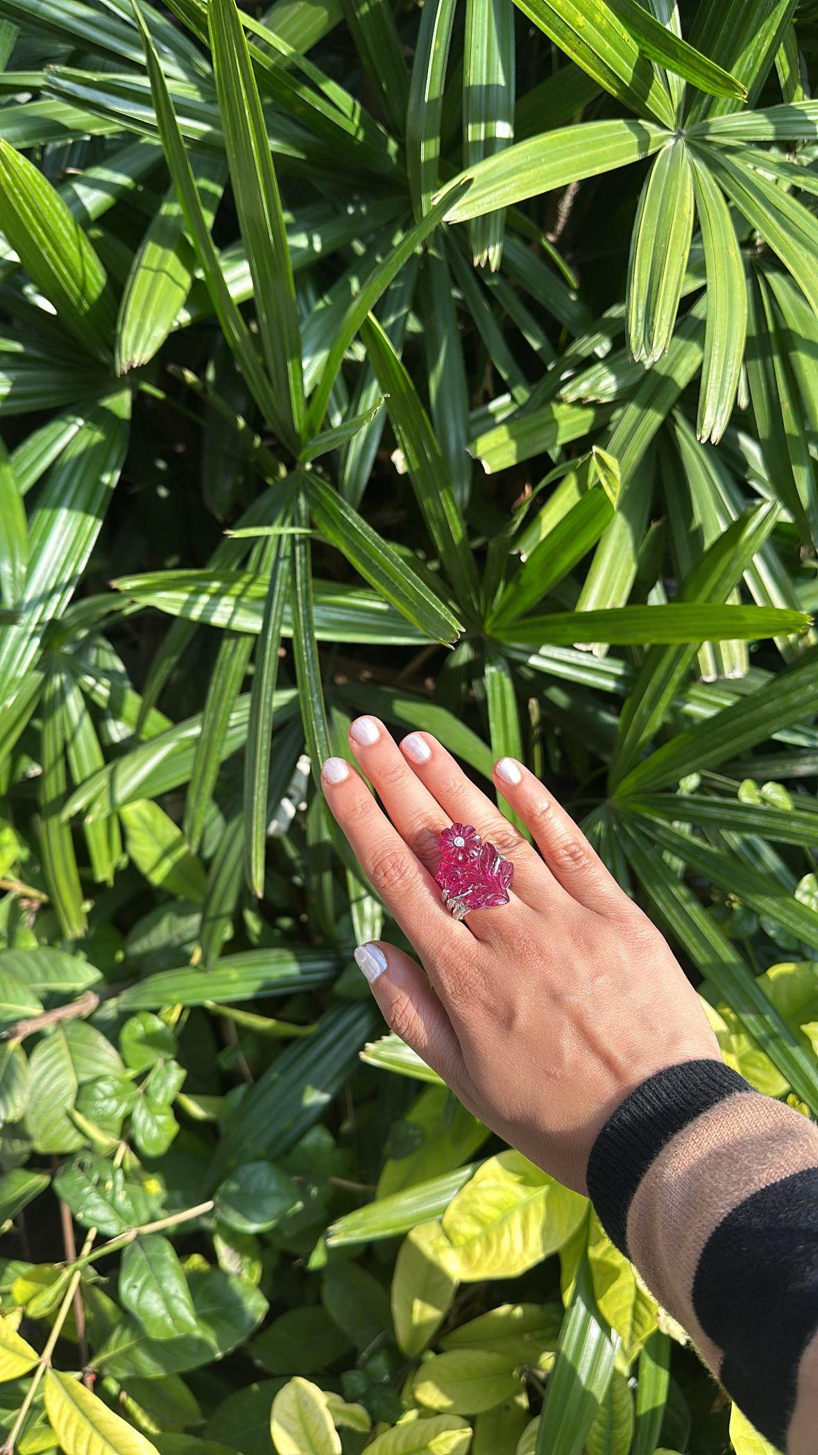 Set in 18K white Gold, 33.00 carats carved Tourmaline & Diamonds Cocktail Ring For Sale 3
