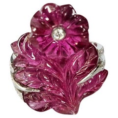 Anello da cocktail con tormalina scolpita e diamanti in oro bianco 18 carati, 33,00 carati