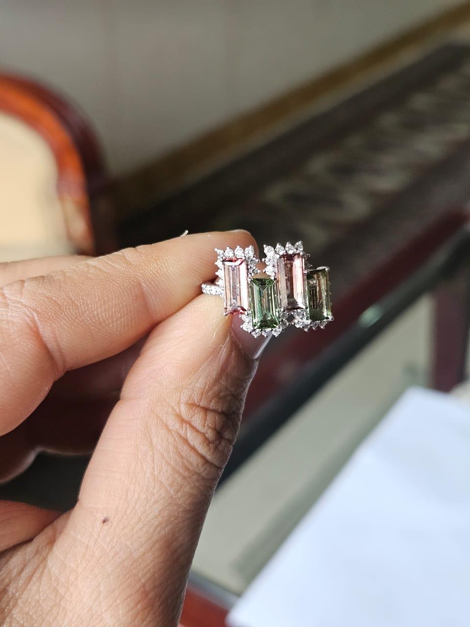 Magnifique bague en or blanc 18 carats et diamants naturels sertie d'une tourmaline melon d'eau de style moderne. Le poids de la tourmaline pastèque est de 3,60 carats. Le poids des diamants est de 0,69 carats. Le poids net de l'or 18 carats est de