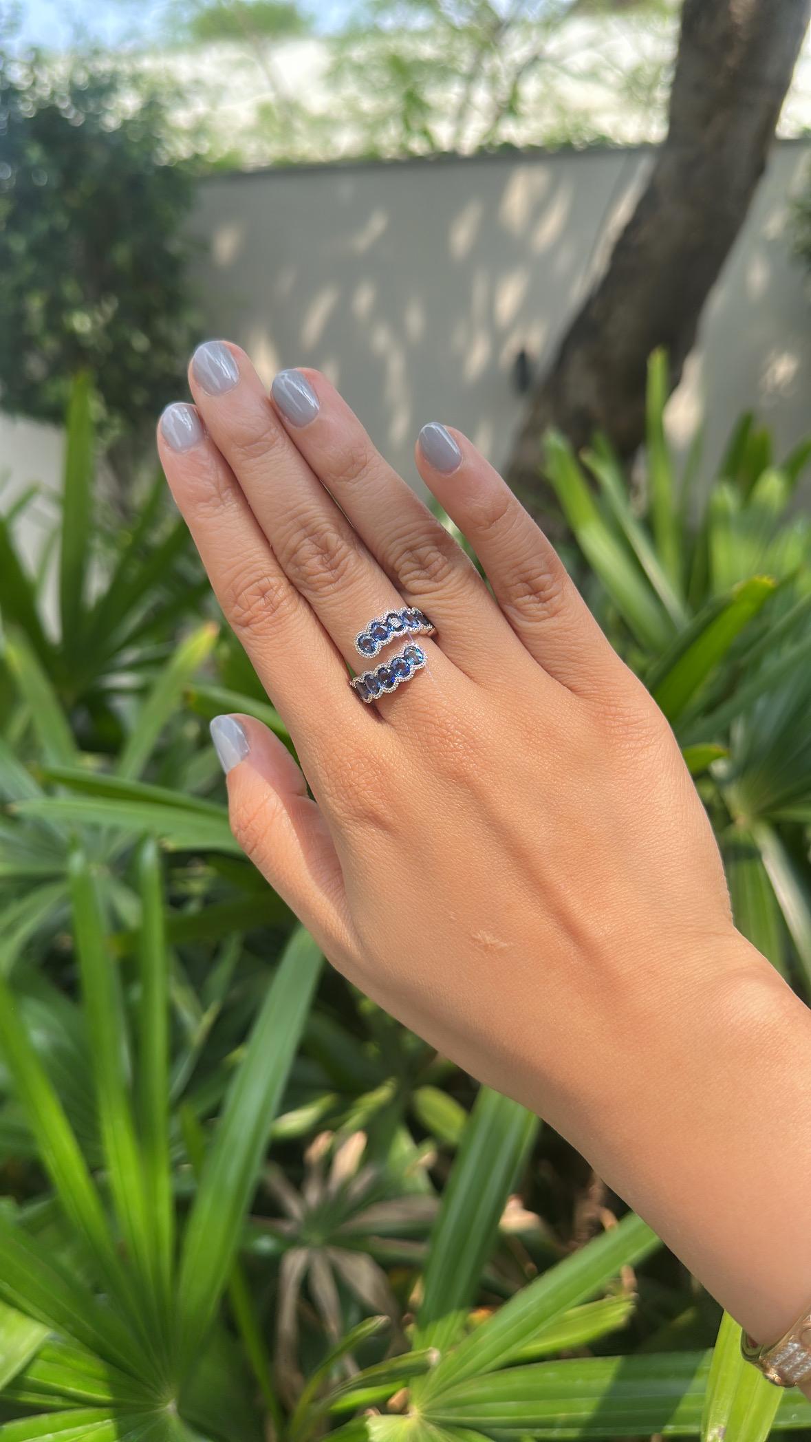 Set in 18K white Gold, 3.83 carats, Ceylon Blue Sapphires & Diamonds Band Ring in vendita 5