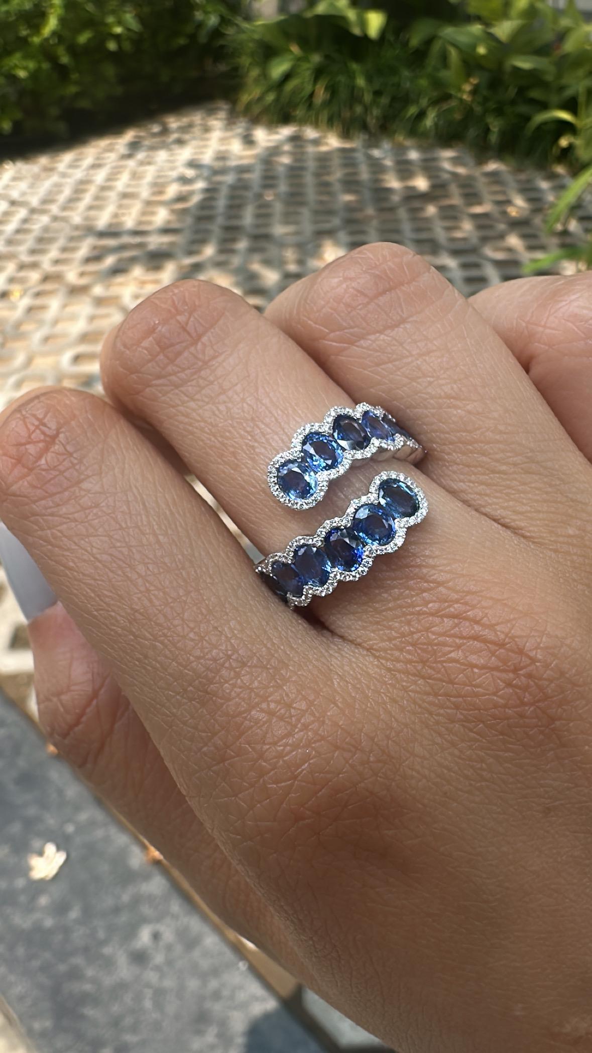 Set in 18K white Gold, 3.83 carats, Ceylon Blue Sapphires & Diamonds Band Ring in vendita 6