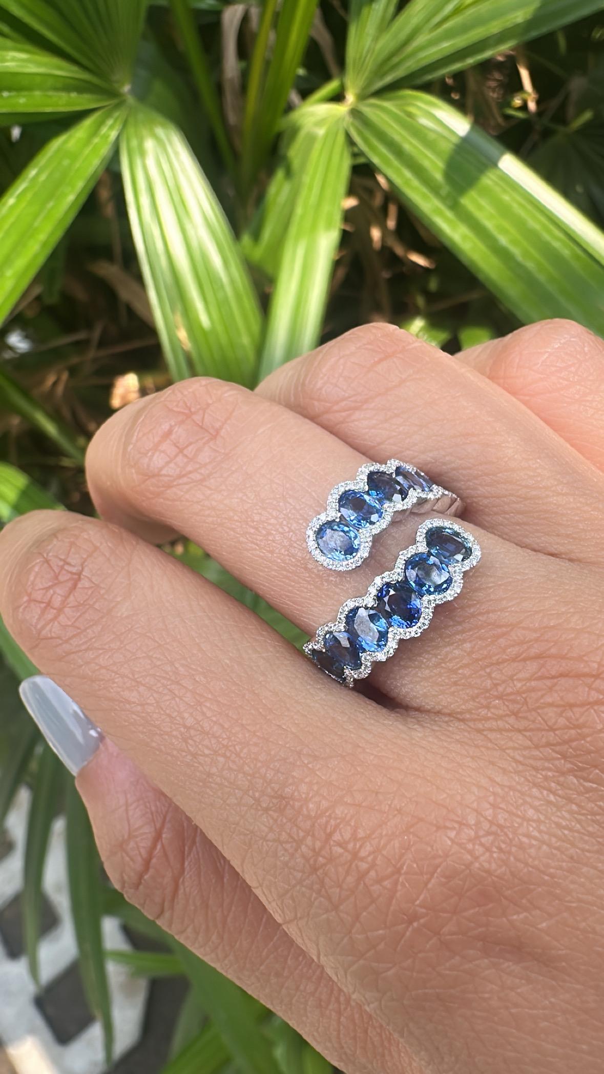 Set in 18K white Gold, 3.83 carats, Ceylon Blue Sapphires & Diamonds Band Ring in vendita 7