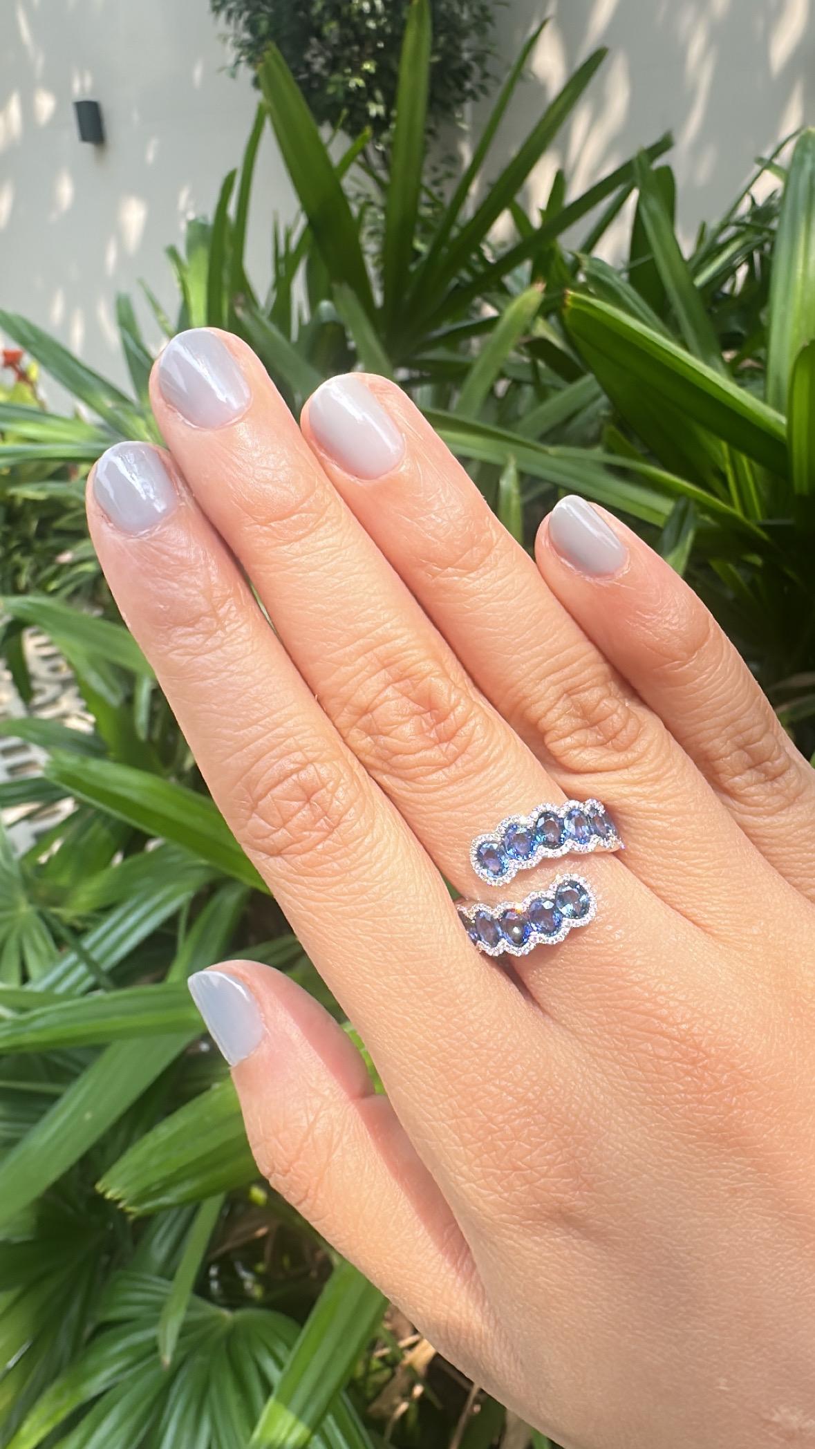 Set in 18K white Gold, 3.83 carats, Ceylon Blue Sapphires & Diamonds Band Ring in vendita 8