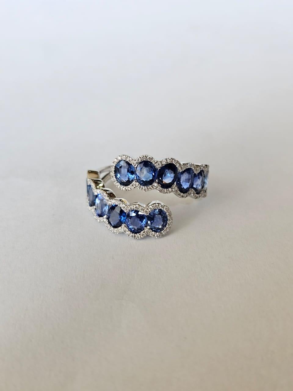 Taglio ovale Set in 18K white Gold, 3.83 carats, Ceylon Blue Sapphires & Diamonds Band Ring in vendita