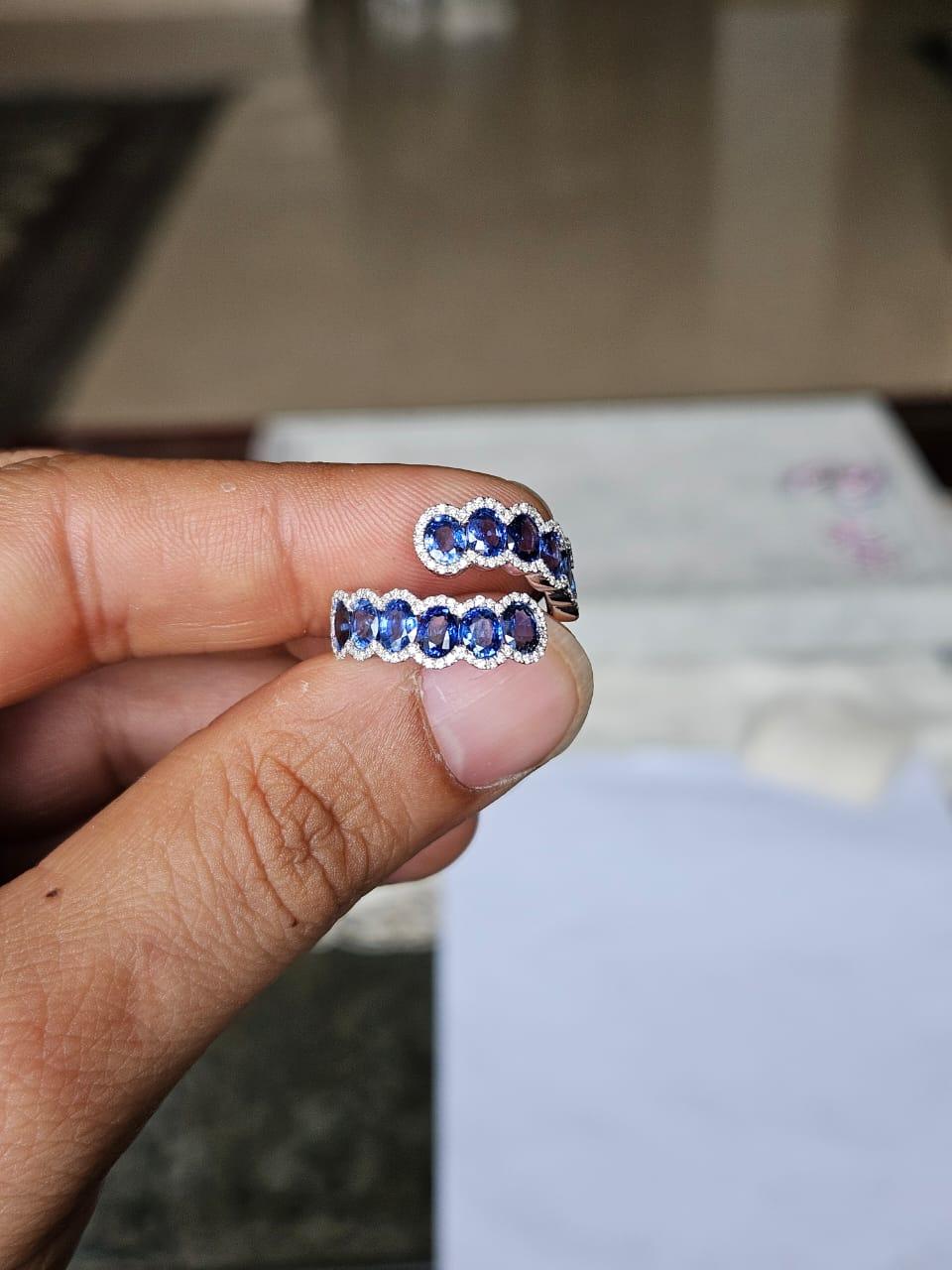 Set in 18K white Gold, 3.83 carats, Ceylon Blue Sapphires & Diamonds Band Ring In condizioni Nuovo in vendita a Hong Kong, HK