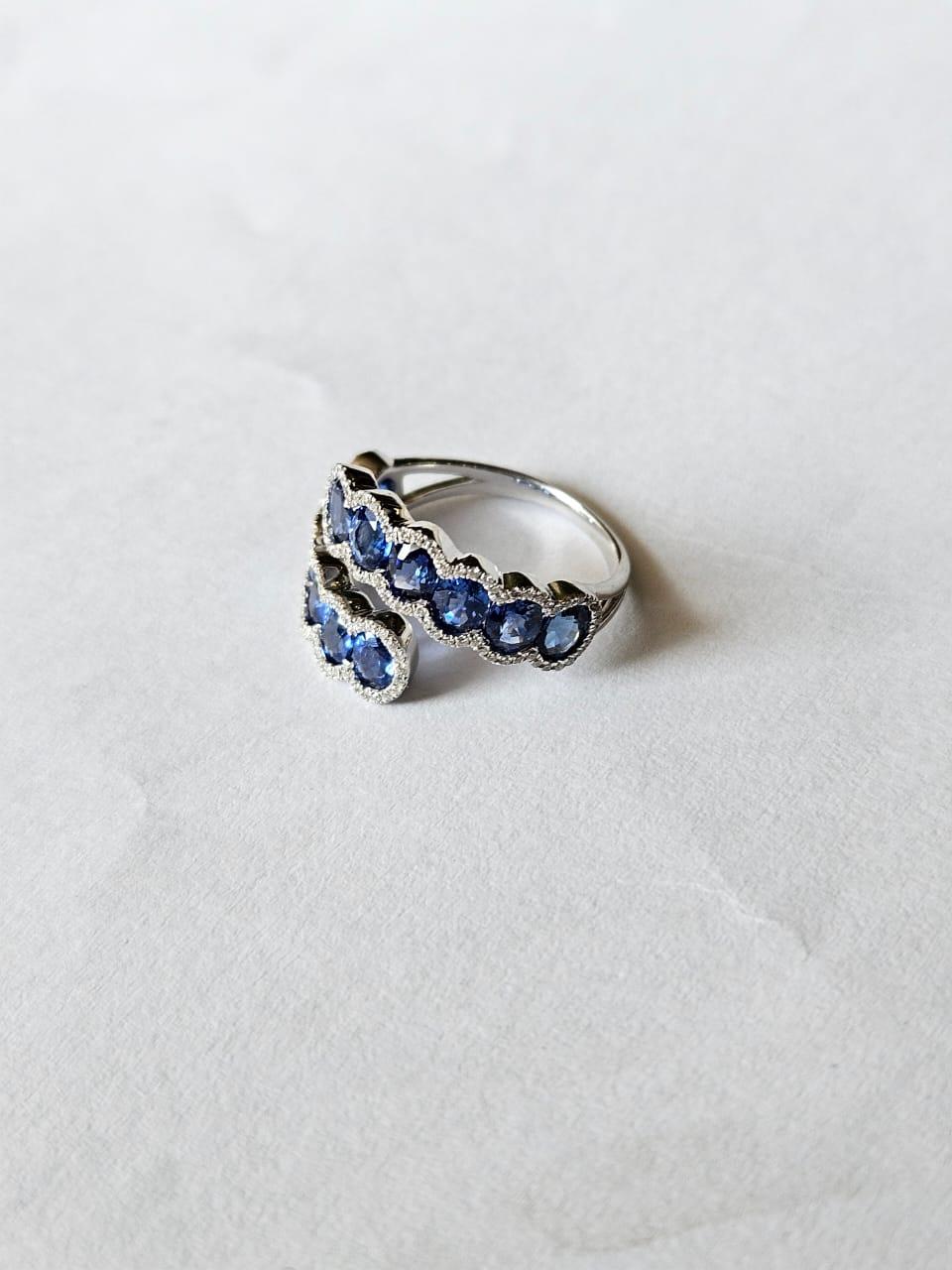 Set in 18K white Gold, 3.83 carats, Ceylon Blue Sapphires & Diamonds Band Ring in vendita 1