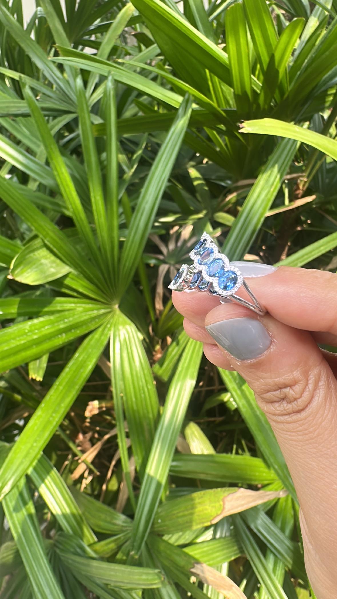 Set in 18K white Gold, 3.83 carats, Ceylon Blue Sapphires & Diamonds Band Ring in vendita 2