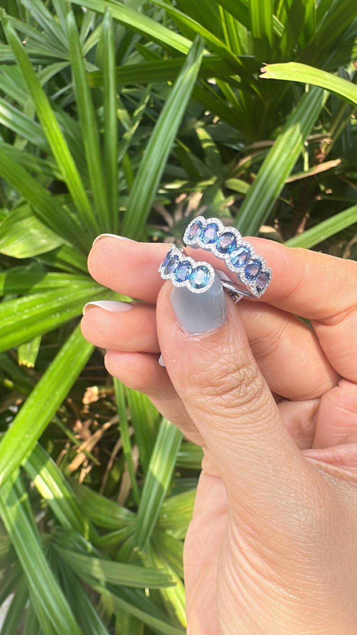 Set in 18K white Gold, 3.83 carats, Ceylon Blue Sapphires & Diamonds Band Ring in vendita 3